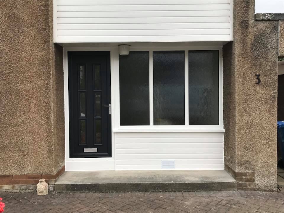 White uPVC fixed frame with Cotswold toughened, white outer frame and anthracite grey on white Lyon 6 panel in the door.
